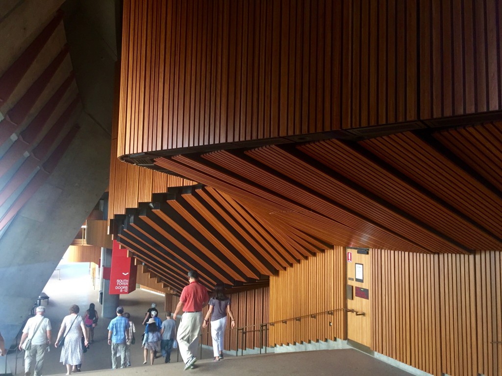 À gauche le bâtiment, à droite, la salle de concert