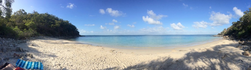 En réalité, sur cette photo, ce n'est pas la plage principale. Mais c'est bien moi qui dort en bas à gauche.